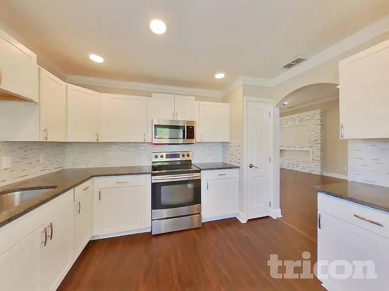 15206 Markham Dr — Photo 7
