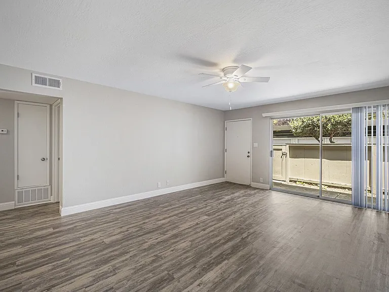 Glenmoor Green Apartments — Photo 11