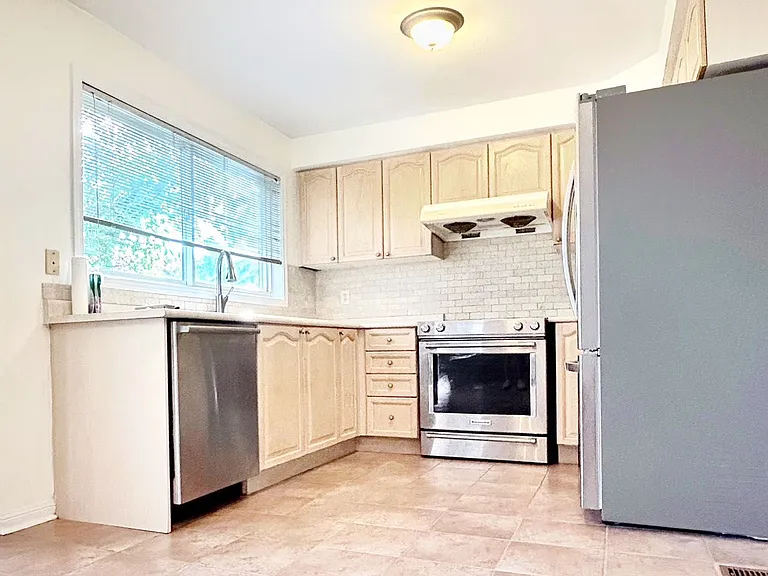 2594 Dashwood Dr — Photo 4