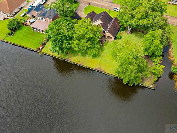 5th image of 312 Lake Crescent Cir