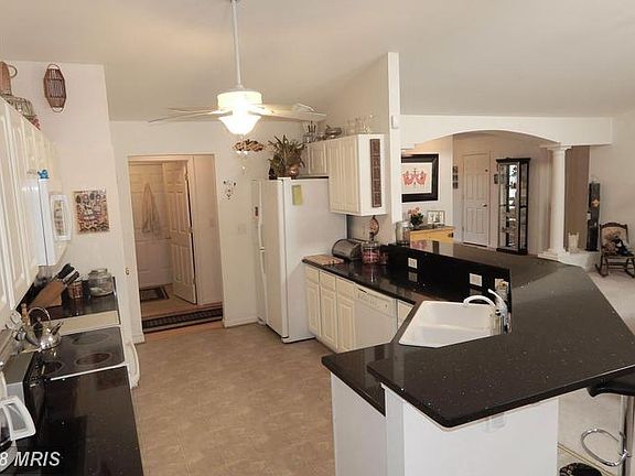 23 ft. Kitchen w/Pantry, Quartz, Breakfast Bar