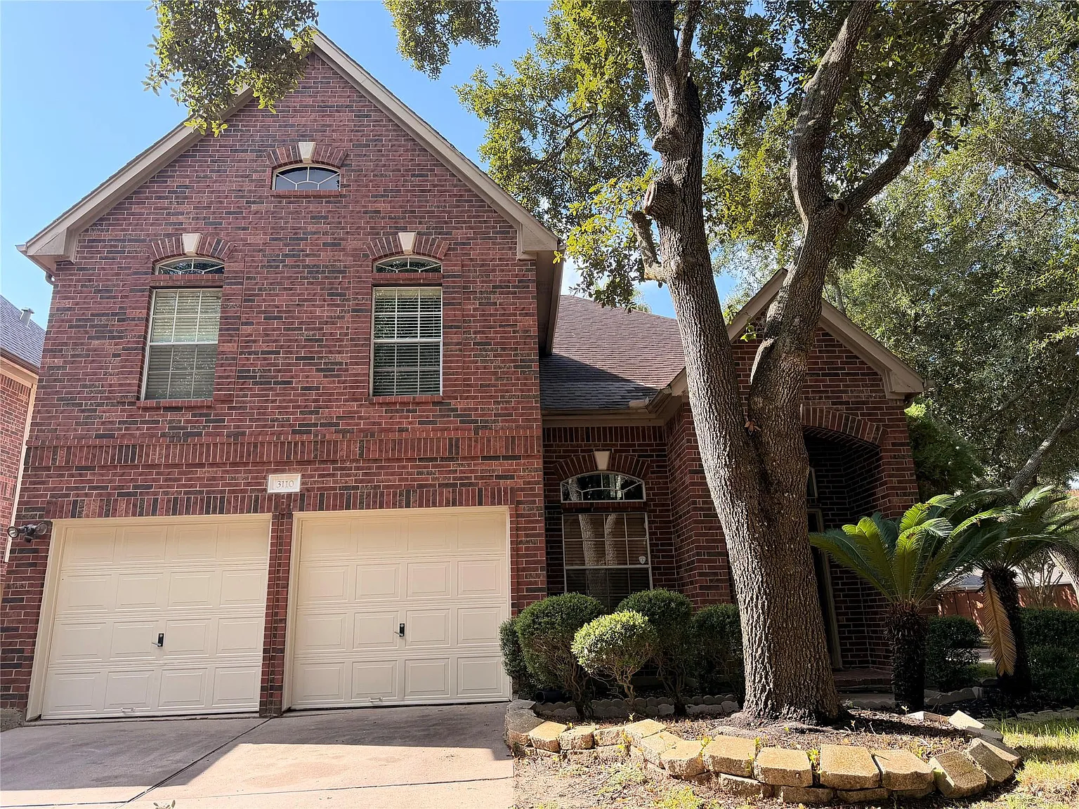 3 bed, 2.5 bath, 2717 sqft, $2,400 — Photo 1