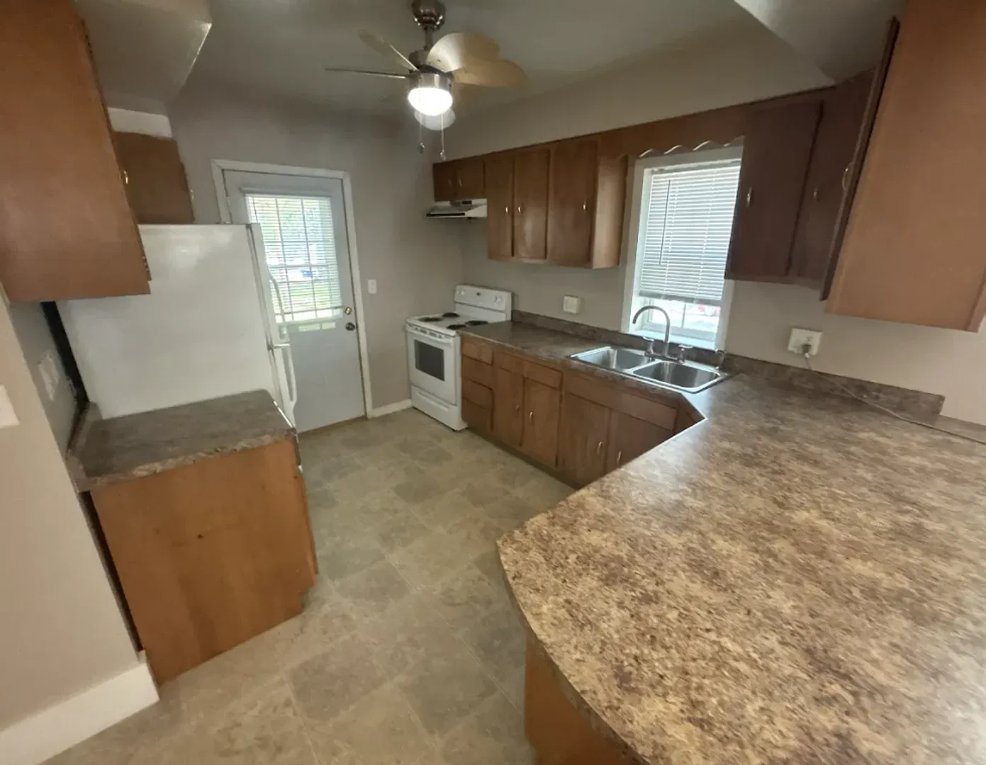 803 E College Street — Photo 3