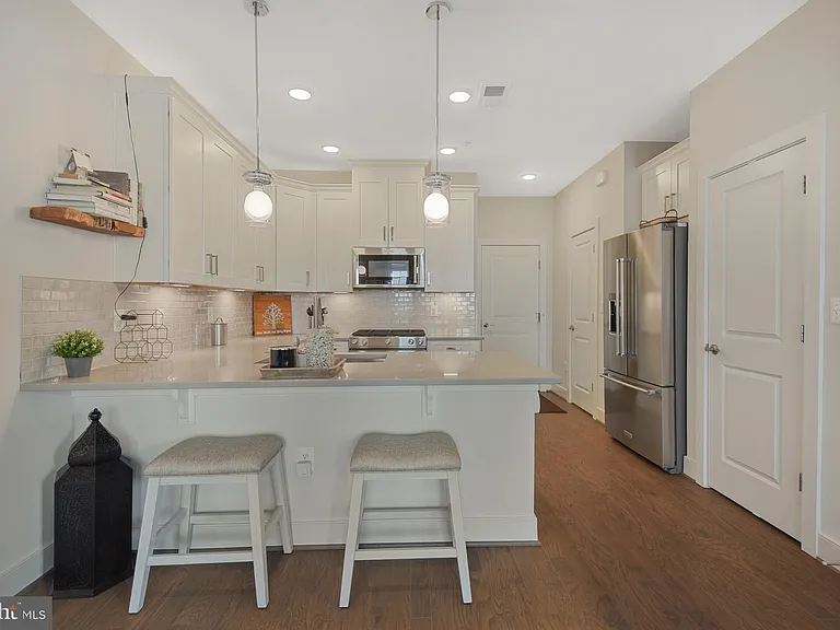 813 Rockwell Ave — Photo 9