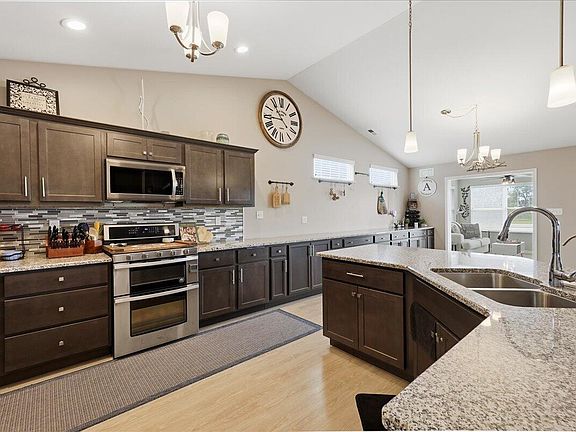 4th image of 13947 Breakwater Ln