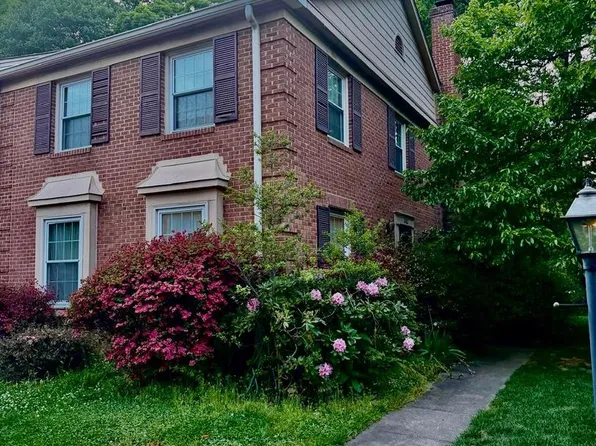 8002 Bethelen Woods Ln, Springfield, VA 22153