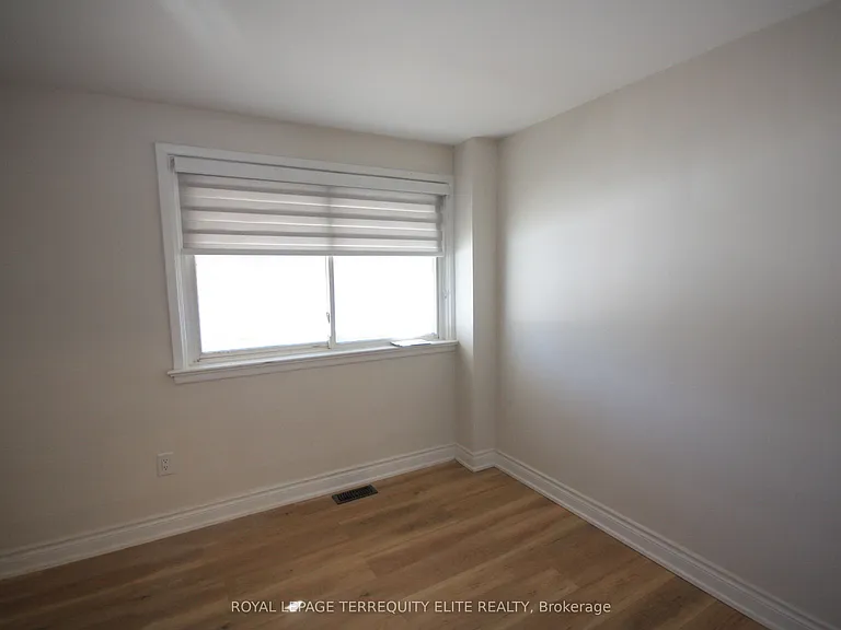 54 Beacham Cres #LOWER — Photo 8