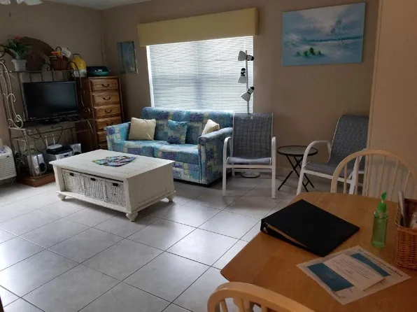10540 Gulf Shore Dr APT 201, Naples, FL 34108