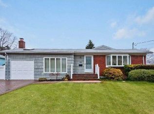 203 Radcliffe Ave, Farmingdale, NY 11735