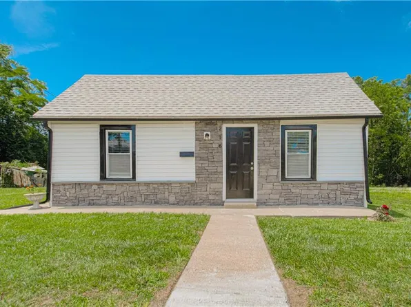 216 N 24th St, Lexington, MO 64067
