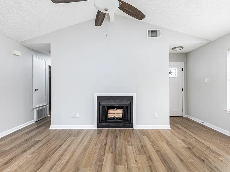 1803 Heatherglen Ln — Photo 5