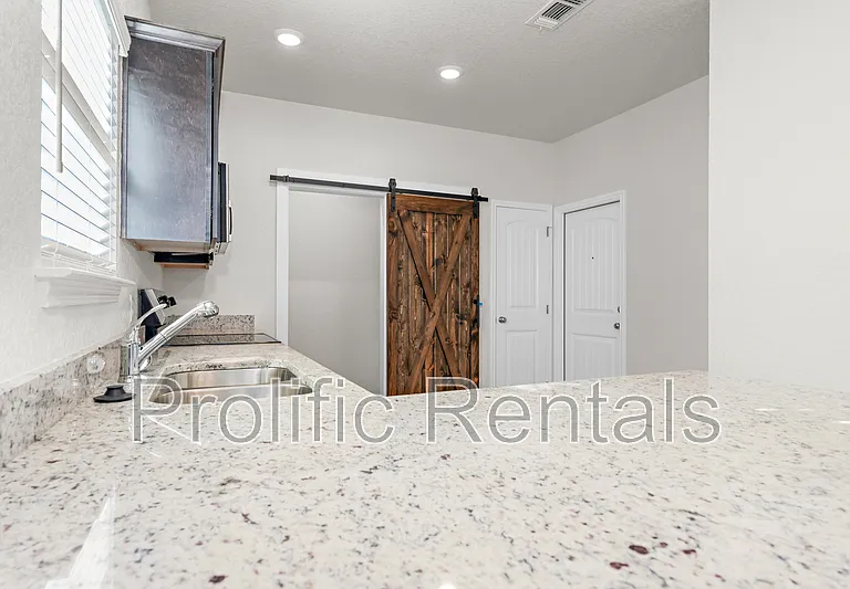 106 Logan Ct #B — Photo 10