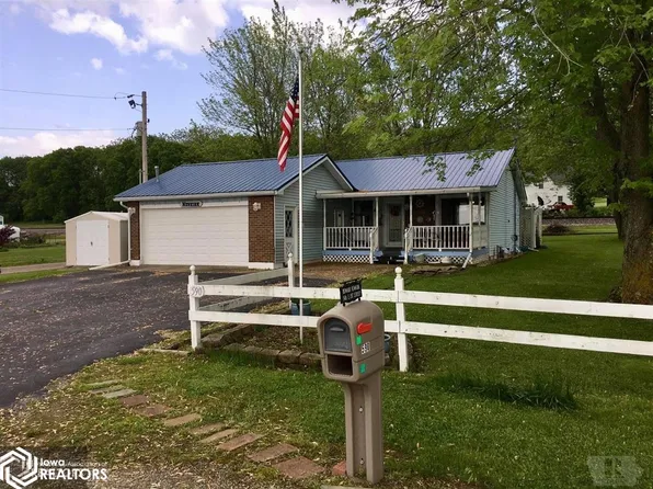 590 E 1st St, Dallas City, IL 62330