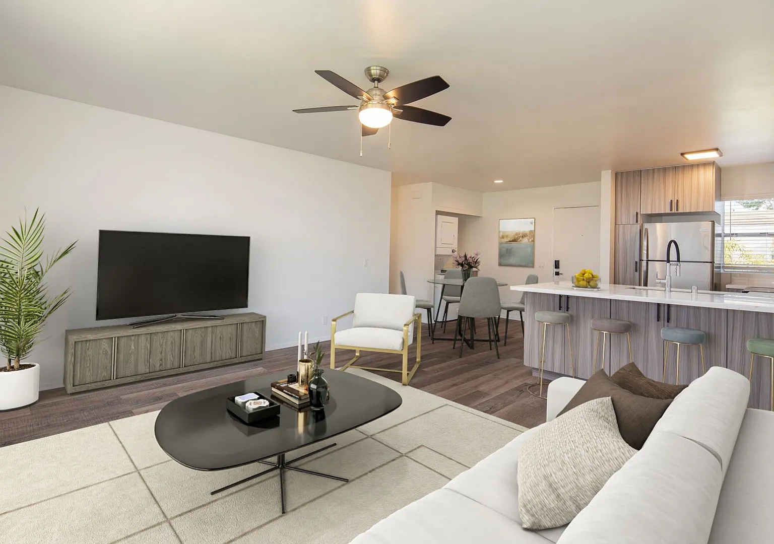 Gorgeous huge units in premier location! ASK ABOUT OUR MOVE-IN SPECIALS!! — Photo 2