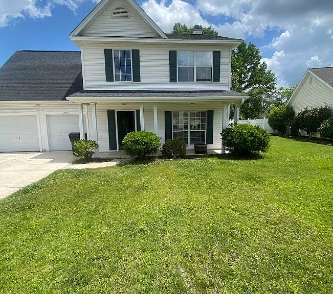 2704 Holmes Ct N — Photo 2