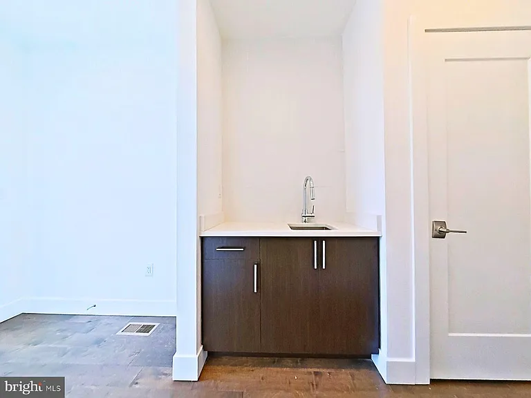 421 Wallace St — Photo 31