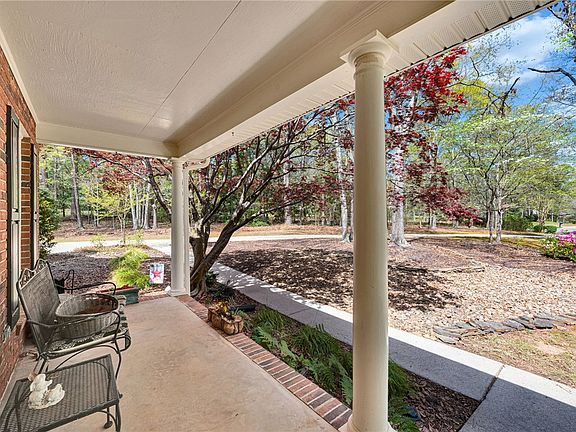 4th image of 1010 Ridgeview Dr