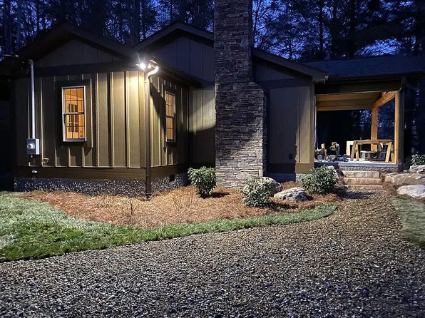 328 Old Greenville Rd, Zirconia, NC 28790