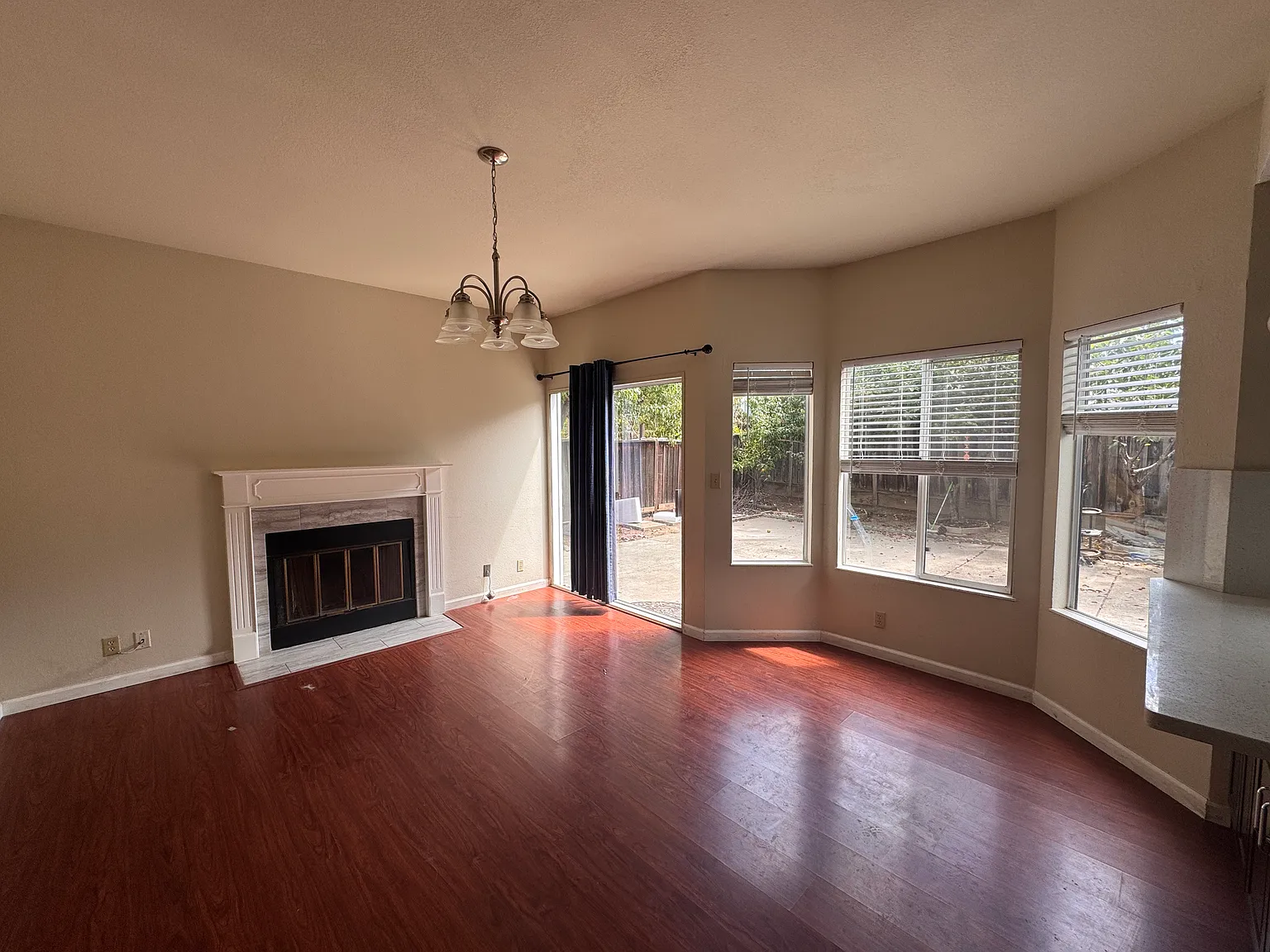 4 bed, 2.5 bath, 1950 sqft, $4,600 — Photo 2