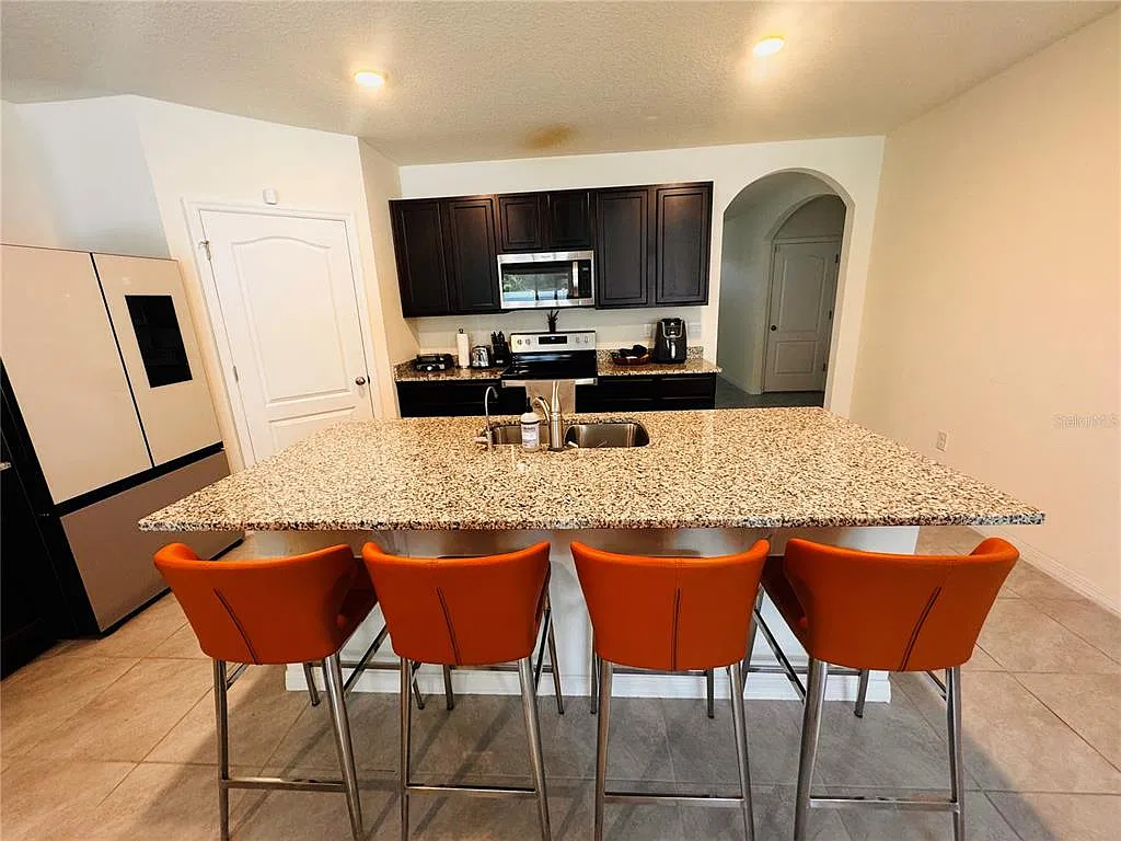 4 bed, 2.0 bath, 1830 sqft, $2,390 — Photo 4