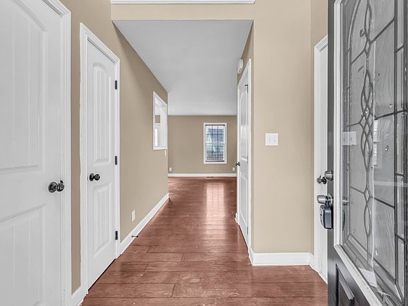 4th image of 563 Falkland Cir