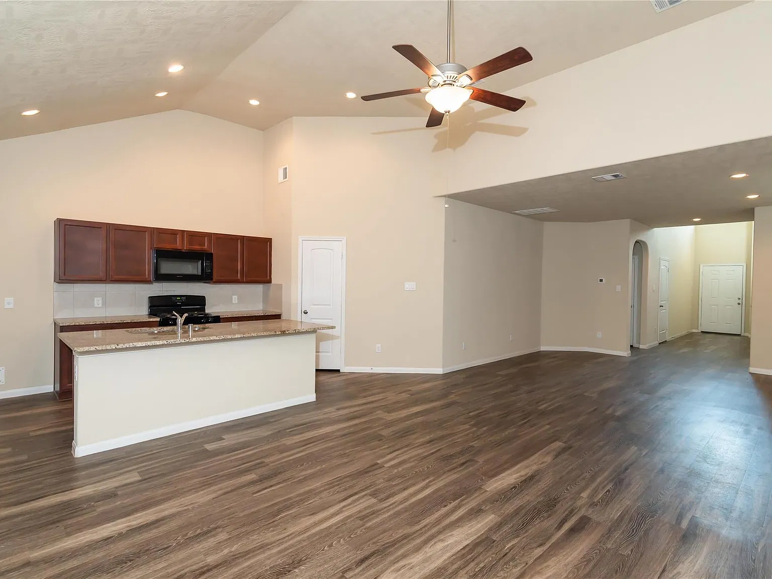 4 bed, 2.5 bath, 2232 sqft, $2,395 — Photo 4