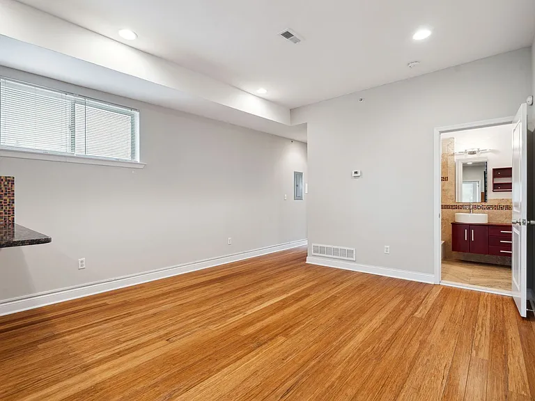 1633 Carpenter St — Photo 5