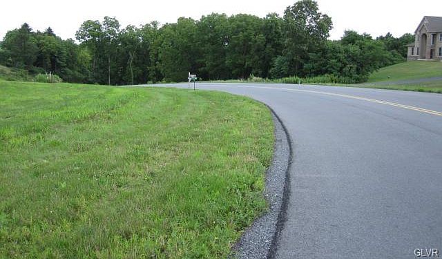 2nd image of 2865 Valley Rd