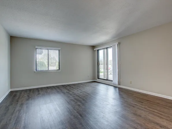 1061 Regent Rd, Oconomowoc, WI 53066