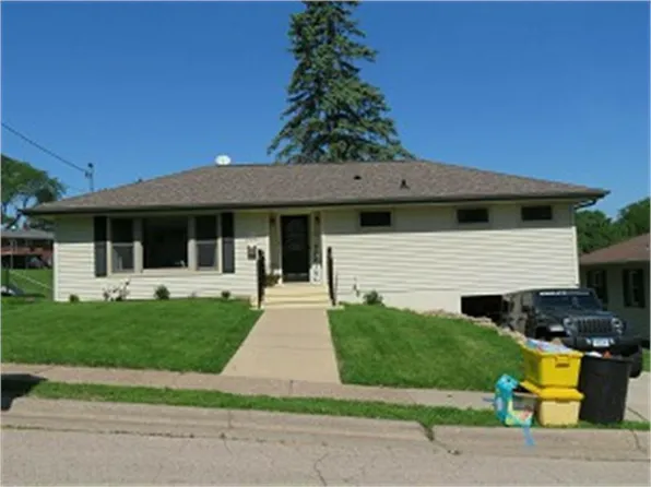 2215 Woodlawn St, Dubuque, IA 52001