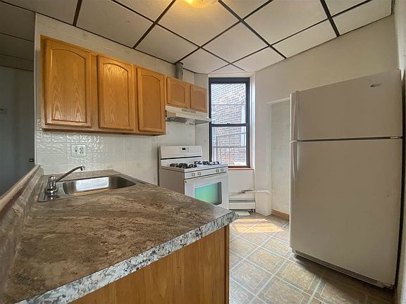 3rd image of 106 Baldwin Ave APT 5