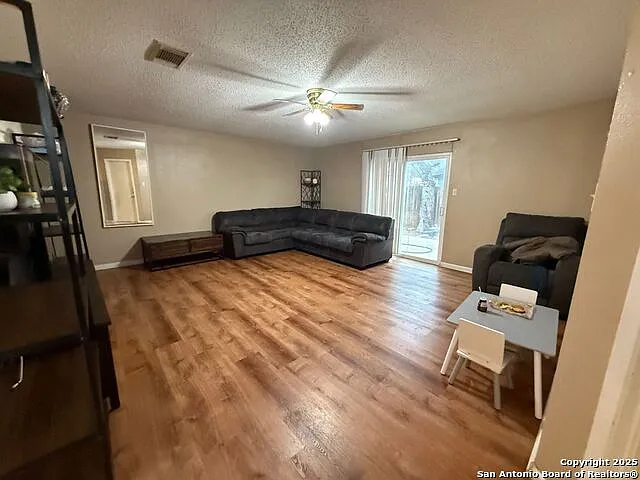 3 bed, 2.0 bath, 1518 sqft, $1,450 — Photo 2