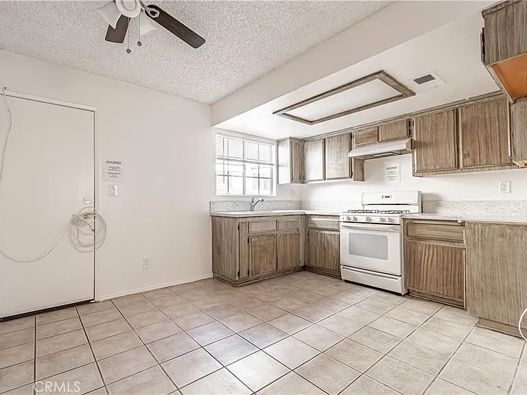415 W Center St — Photo 8