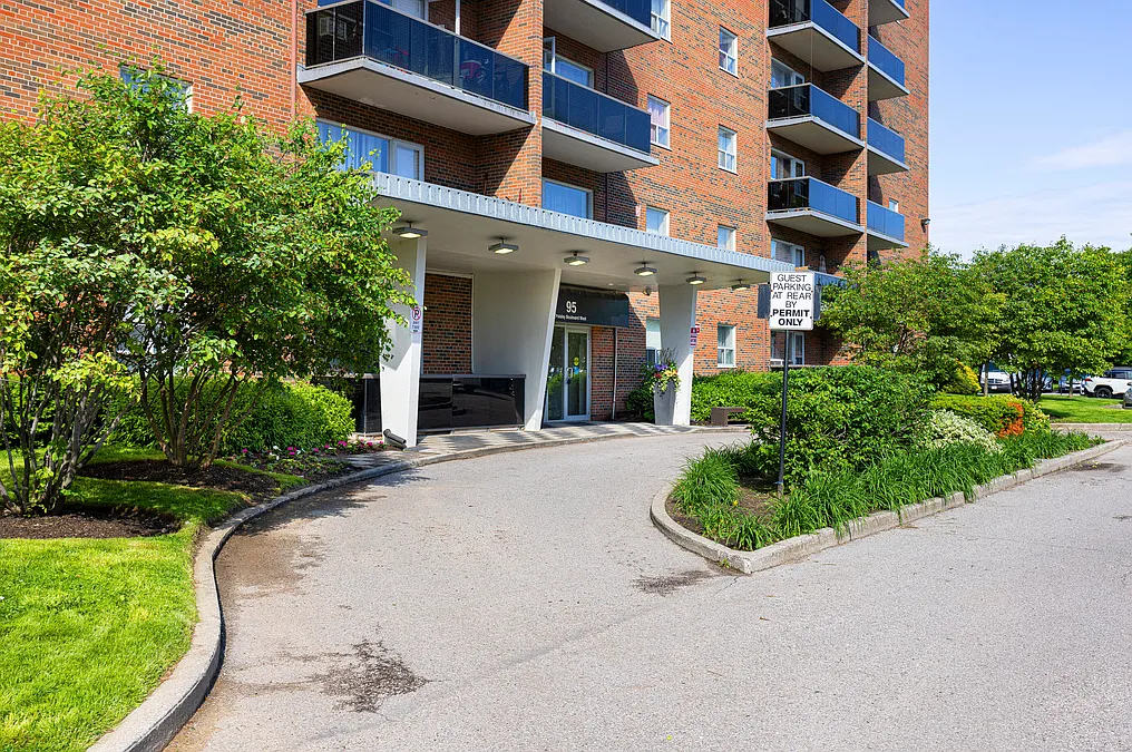 95 Paisley Boulevard West — Photo 4