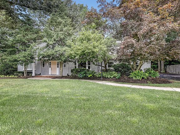 2nd image of 852 Somerset Drive