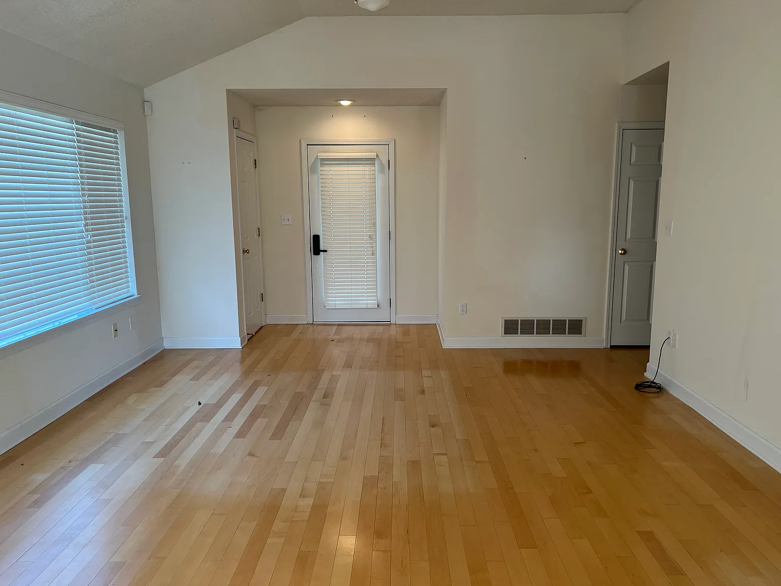 3 bed, 1150 sqft, $1,800 — Photo 3