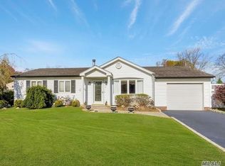 3 Sherwood Ln, Holbrook, NY 11741