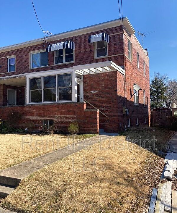 1st image of 4819 8th St NE