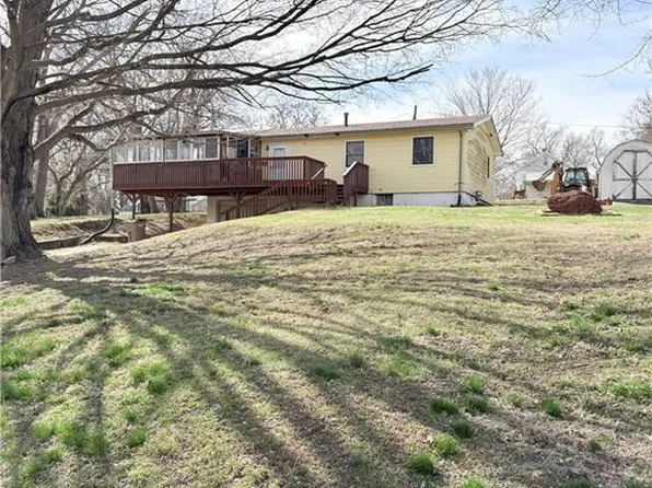 1021 N 8th St, Atchison, KS 66002