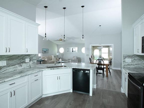 3rd image of 933 Majestic Ave