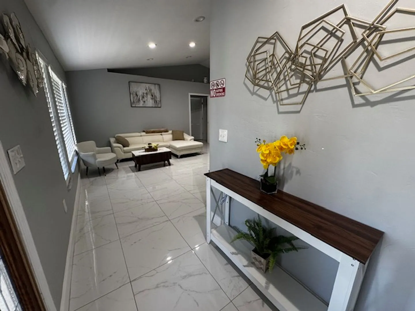 2 bedroom 1.5 bathroom furnished home — Photo 3