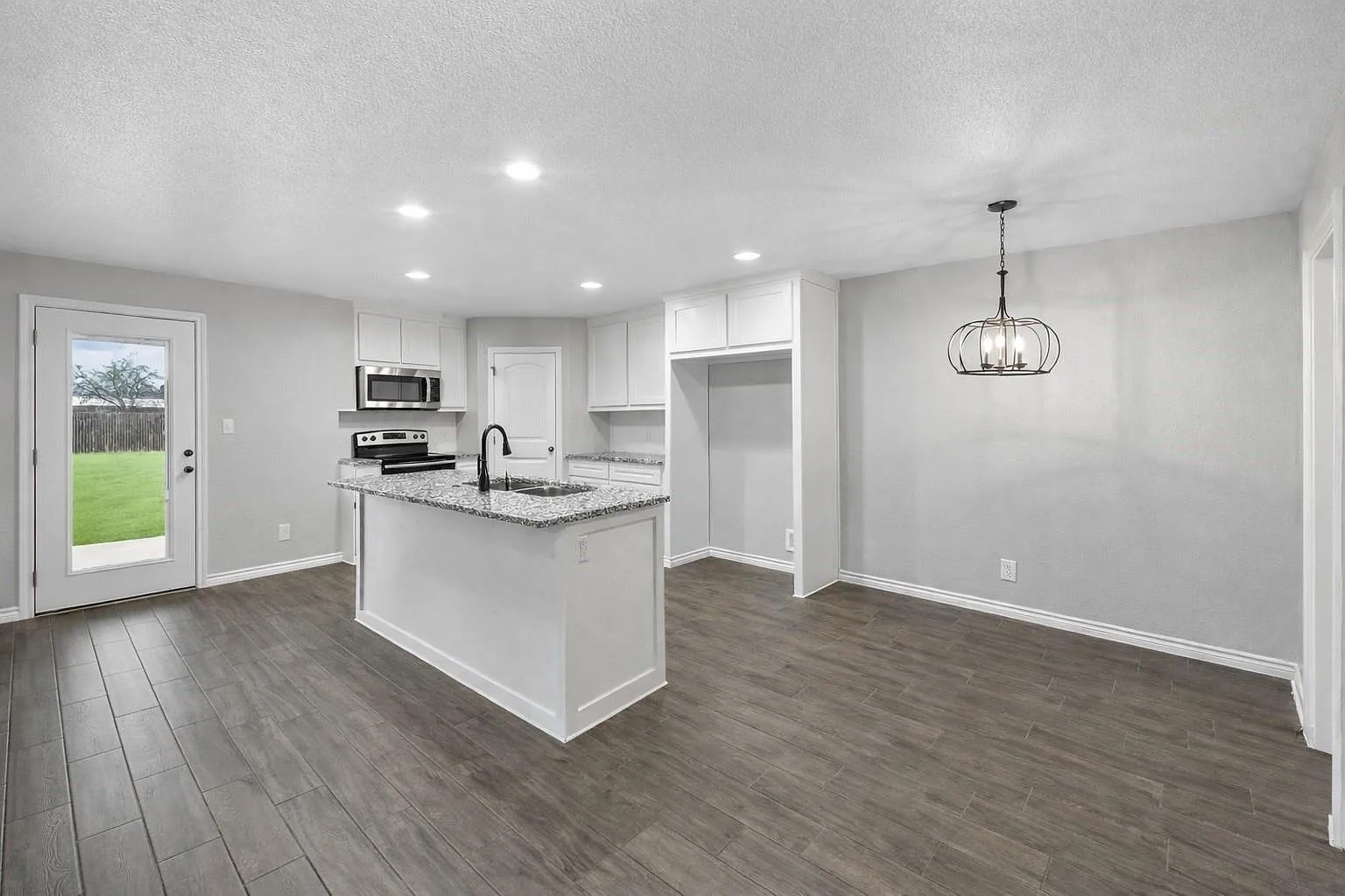3 bed, 2.0 bath, 2592 sqft, $2,150 — Photo 3
