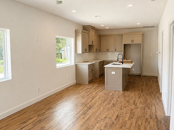 2nd image of 252 E Oklahoma Pl