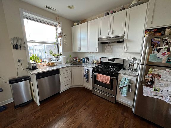 3rd image of 1823 W Leland Ave APT 3