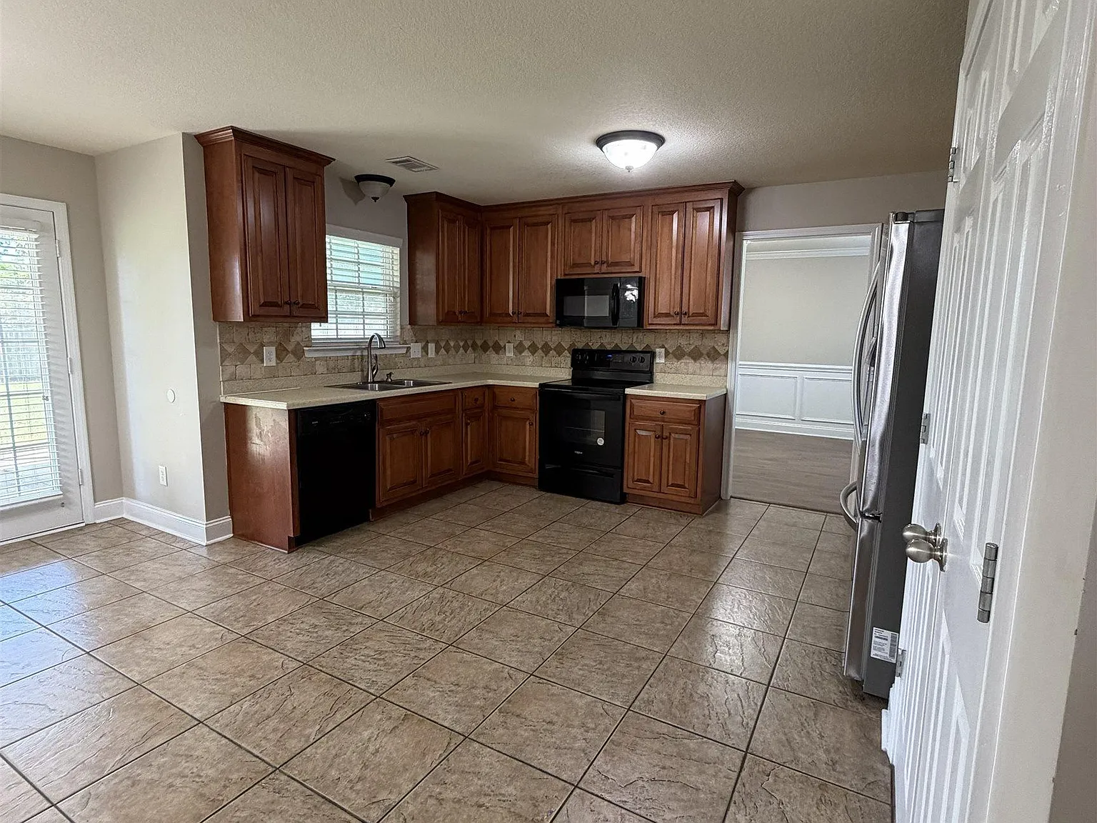 4 bed, 2.5 bath, 2271 sqft, $2,300 — Photo 3