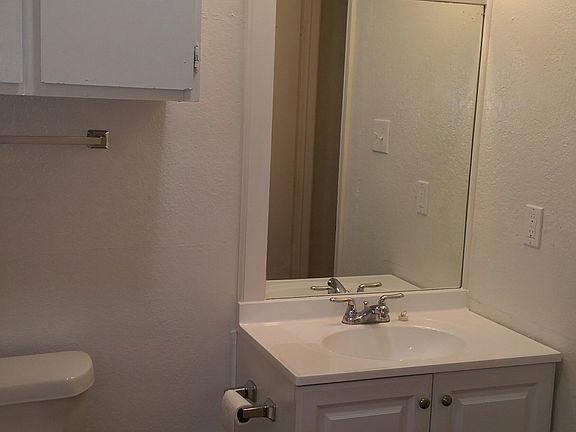 4th image of 704 N Pecan St APT B