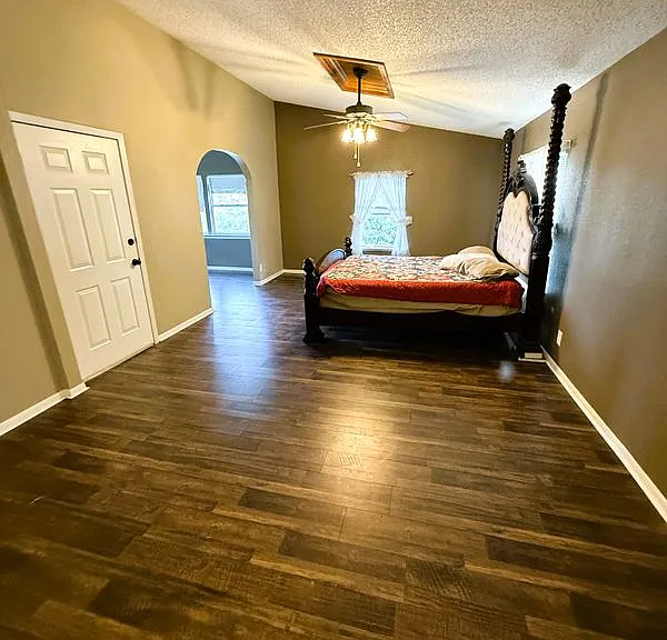 212 Thornton Ln — Photo 12
