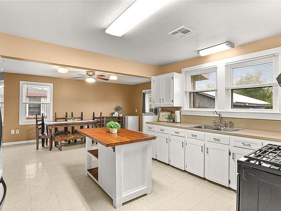 5th image of 211 Bernard Ave
