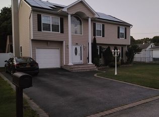 95 Pine St, Islip, NY 11751