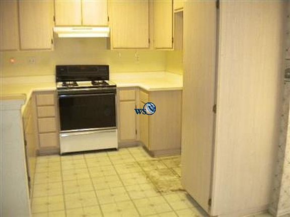 Fully landscape two-story, 4 bedroom 3 Bathroom - Photo 2